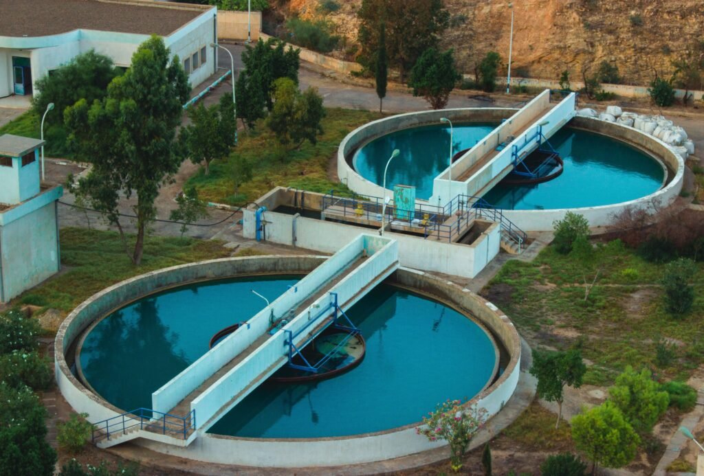 Water treatment plant with circular clarification tanks